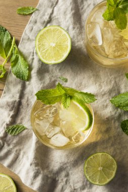 Ev yapımı Moskova katır zencefil ve limon düzenli bir cam ile