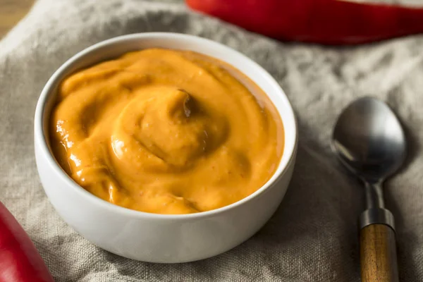 Ev yapımı baharatlı Mayo Aioli hazır kullanım için