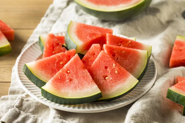 Yaz için ham pembe organik çekirdeksiz karpuz dilimleri