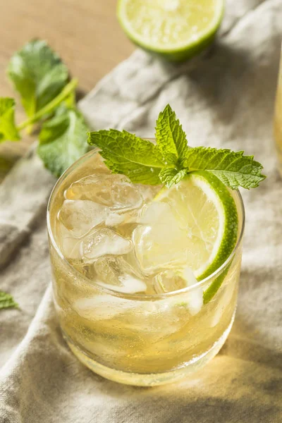 Ev yapımı Moskova katır zencefil ve limon düzenli bir cam ile