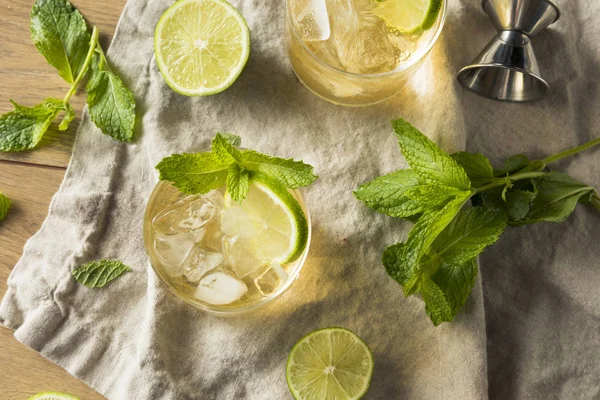 Ev yapımı Moskova katır zencefil ve limon düzenli bir cam ile