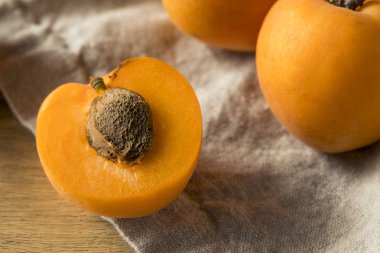 Ham olgun organik kayısı yemeye hazır