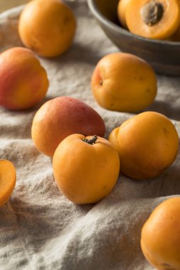 Ham olgun organik kayısı yemeye hazır