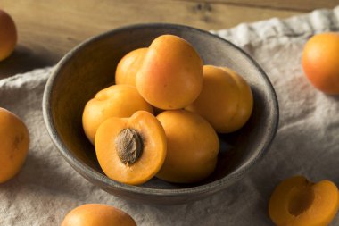 Ham olgun organik kayısı yemeye hazır