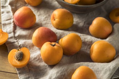 Ham olgun organik kayısı yemeye hazır