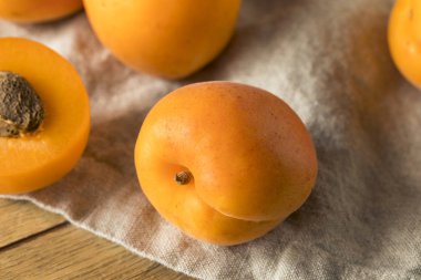 Ham olgun organik kayısı yemeye hazır