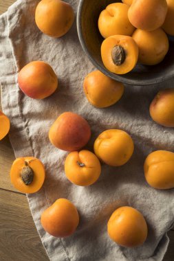 Ham olgun organik kayısı yemeye hazır