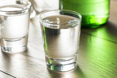 Alkollü temiz bir bardak içinde Kore Soju distile
