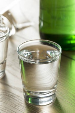 Alkollü temiz bir bardak içinde Kore Soju distile
