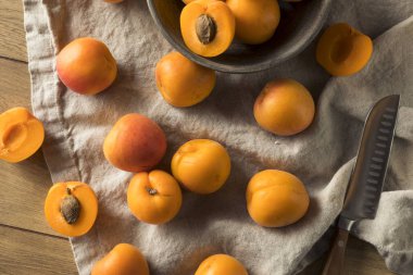 Ham olgun organik kayısı yemeye hazır