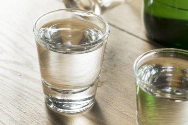 Alkollü temiz bir bardak içinde Kore Soju distile
