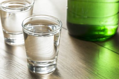 Alkollü temiz bir bardak içinde Kore Soju distile
