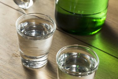 Alkollü temiz bir bardak içinde Kore Soju distile