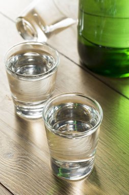 Alkollü temiz bir bardak içinde Kore Soju distile