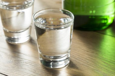 Alkollü temiz bir bardak içinde Kore Soju distile