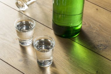 Alkollü temiz bir bardak içinde Kore Soju distile