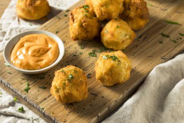 Ev yapımı derin kızarmış patates kroket sos ile