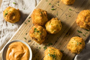 Ev yapımı derin kızarmış patates kroket sos ile