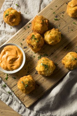 Ev yapımı derin kızarmış patates kroket sos ile