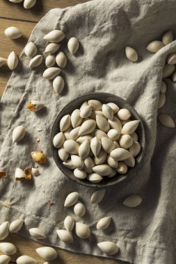 Bir kase içinde çiğ kurutulmuş organik Ginkgo Fındık