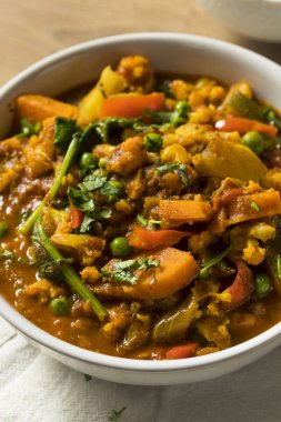 Ev yapımı baharatlı Vegan sebze köri pirinç ve Naan