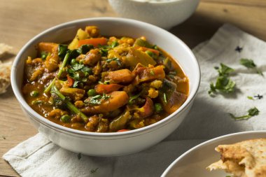 Ev yapımı baharatlı Vegan sebze köri pirinç ve Naan