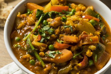 Ev yapımı baharatlı Vegan sebze köri pirinç ve Naan