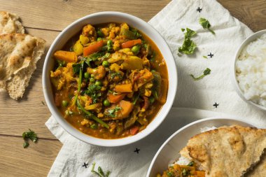 Ev yapımı baharatlı Vegan sebze köri pirinç ve Naan