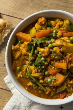 Ev yapımı baharatlı Vegan sebze köri pirinç ve Naan