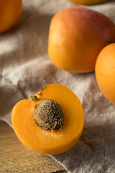 Ham olgun organik kayısı yemeye hazır