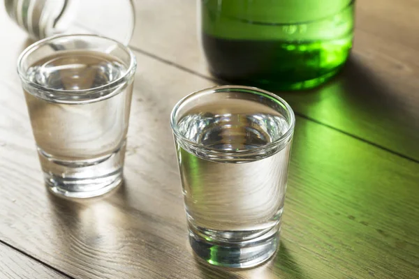 Alkollü temiz bir bardak içinde Kore Soju distile