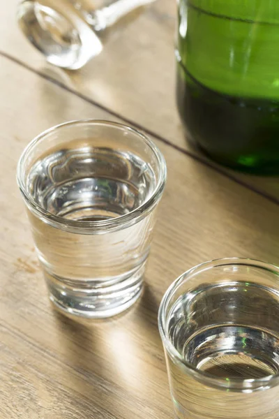 Alkollü temiz bir bardak içinde Kore Soju distile