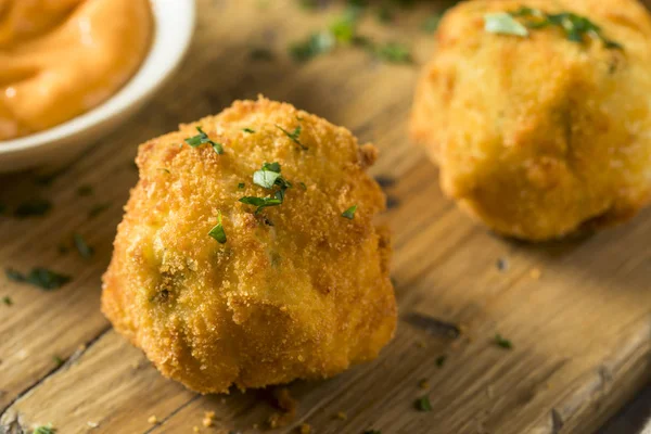 Ev yapımı derin kızarmış patates kroket sos ile