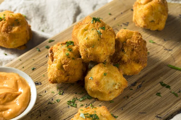 Hausgemachte Frittierte Kartoffelkroketten Mit Sauce — Stockfoto