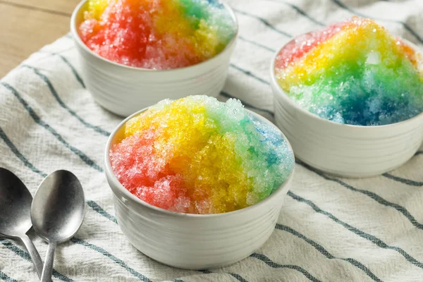 甜自制剃光彩虹夏威夷冰在碗里 — 图库照片