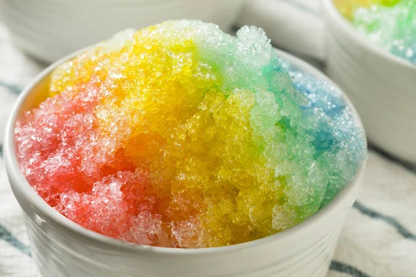 甜自制剃光彩虹夏威夷冰在碗里 — 图库照片