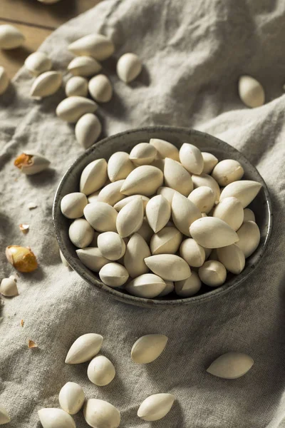 Bir kase içinde çiğ kurutulmuş organik Ginkgo Fındık