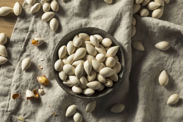 Bir kase içinde çiğ kurutulmuş organik Ginkgo Fındık