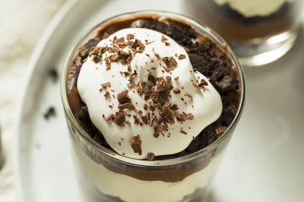 Сладкий Домашний Шоколадный Десерт Взбитыми Сливками — стоковое фото