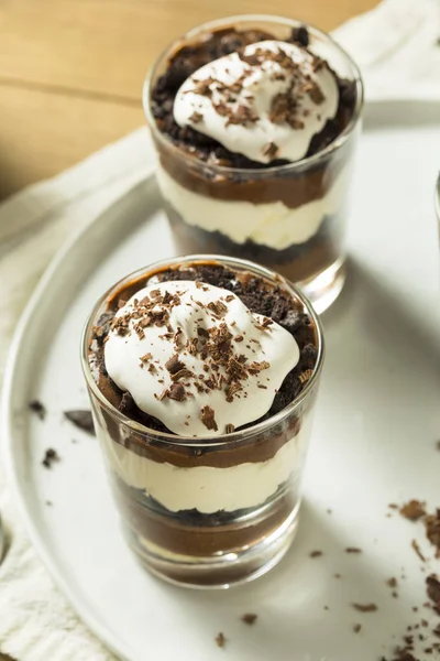 ホイップ クリームと甘い自家製チョコレート パフェ デザート — ストック写真
