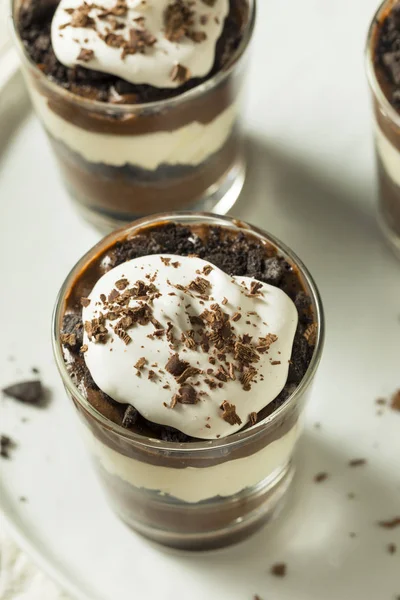 ホイップ クリームと甘い自家製チョコレート パフェ デザート — ストック写真