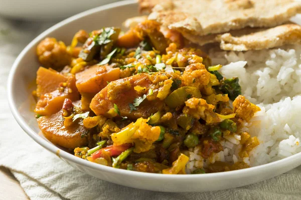 Ev yapımı baharatlı Vegan sebze köri pirinç ve Naan