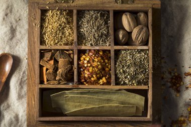 Bir kutu içinde pişmemiş kuru organik baharat