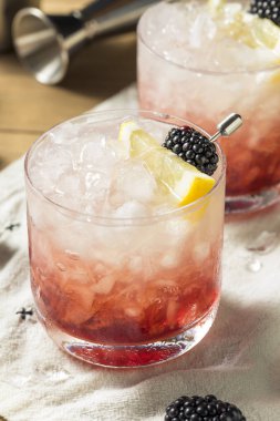 Alkollü Blackberry cin Bramble kokteyl limon ile