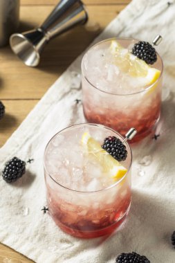 Alkollü Blackberry cin Bramble kokteyl limon ile