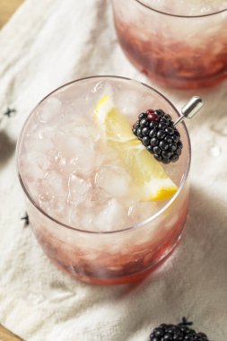 Alkollü Blackberry cin Bramble kokteyl limon ile