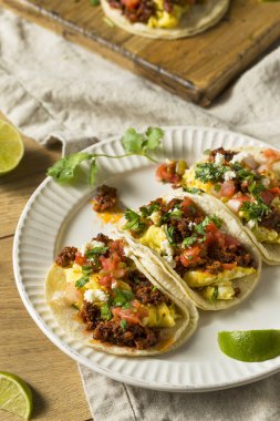 Ev yapımı sosisli kahvaltı tako Pico ve Salantro ile