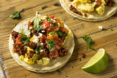 Ev yapımı sosisli kahvaltı tako Pico ve Salantro ile