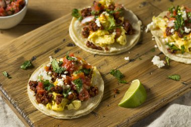 Ev yapımı sosisli kahvaltı tako Pico ve Salantro ile