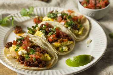 Ev yapımı sosisli kahvaltı tako Pico ve Salantro ile